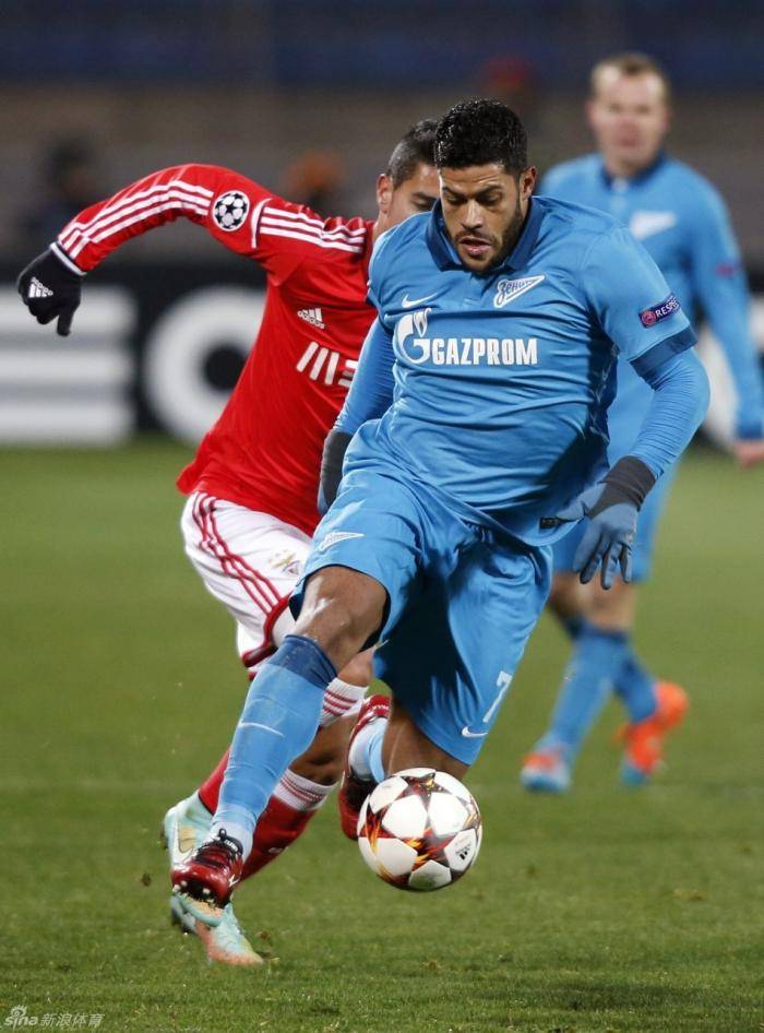 爱游戏在线-豪门对决！足球上演世纪大战