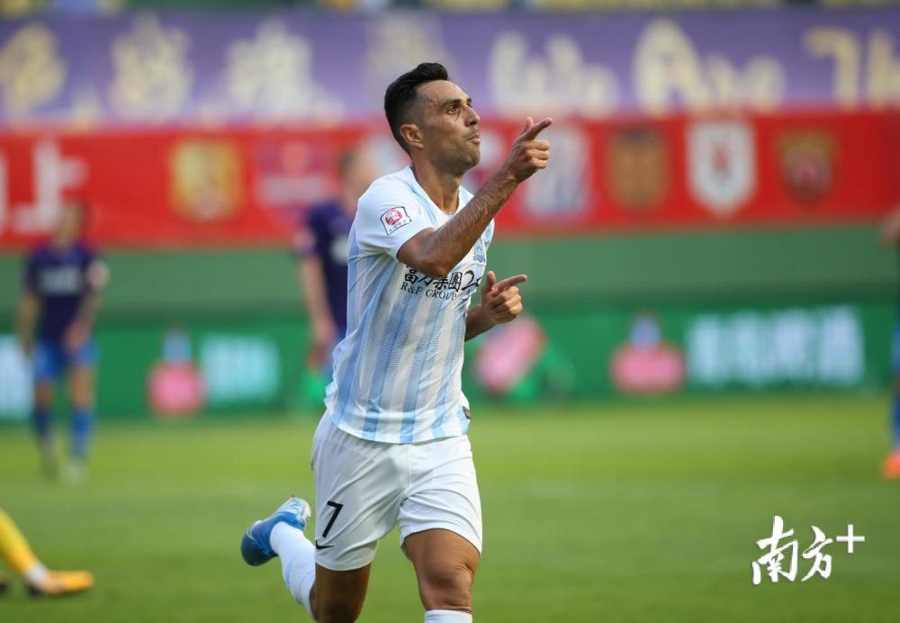 爱游戏在线-广州队力克步行者，布克状态火热