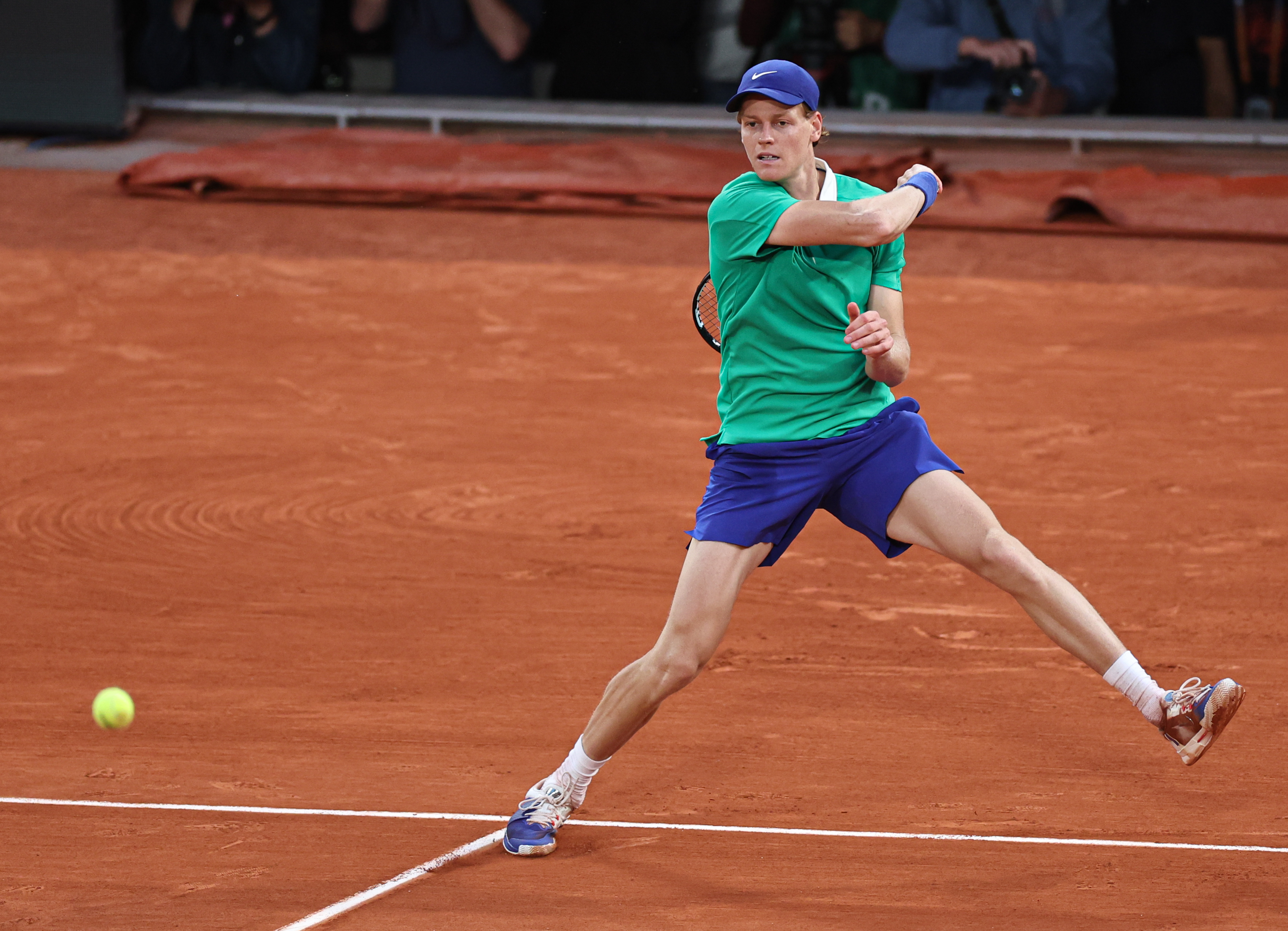 法网轻取戴维斯杯，辛纳惊艳四座