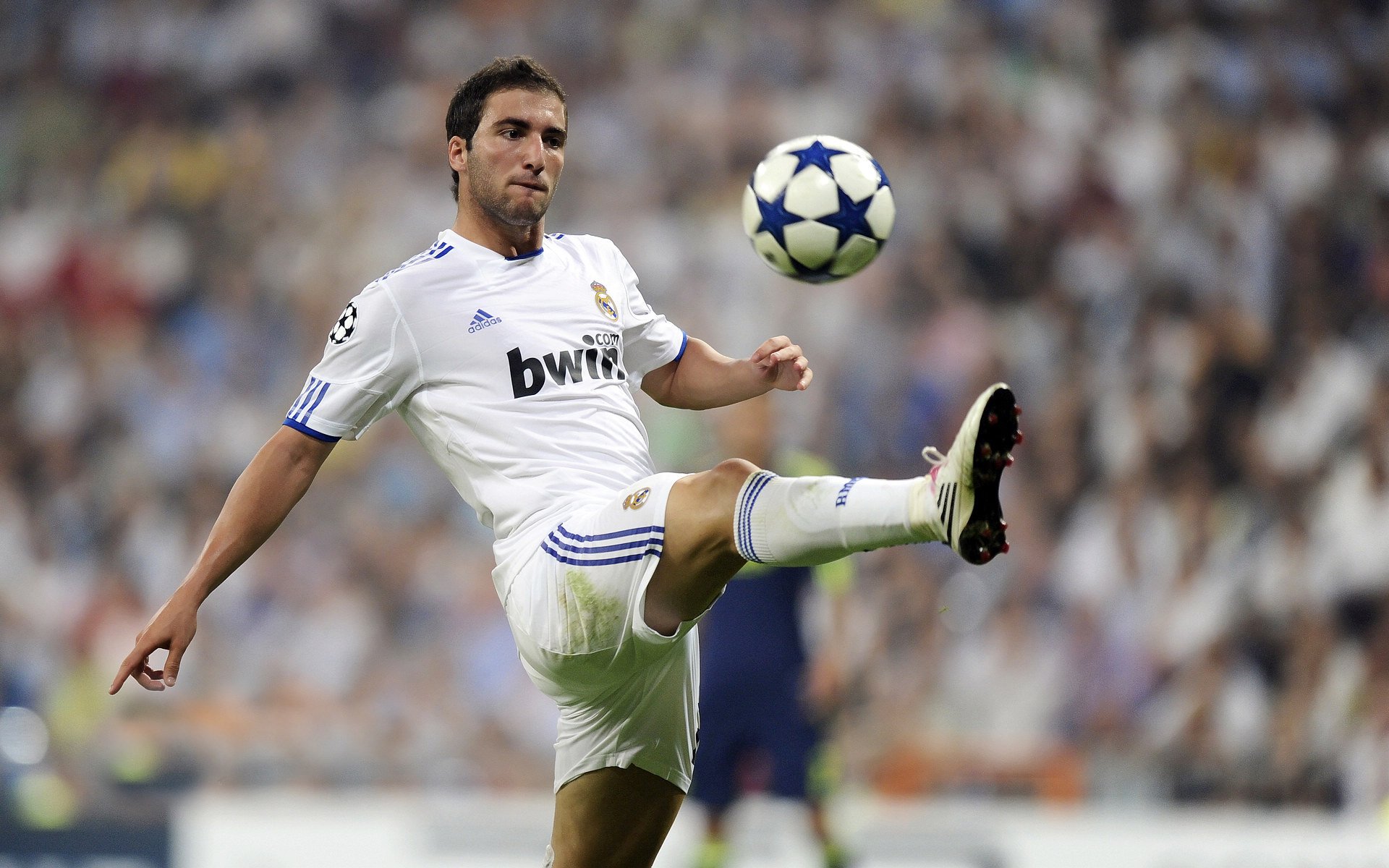 当足球成为艺术品，基米希在欧冠半决赛之夜的一脚重绘边后卫史