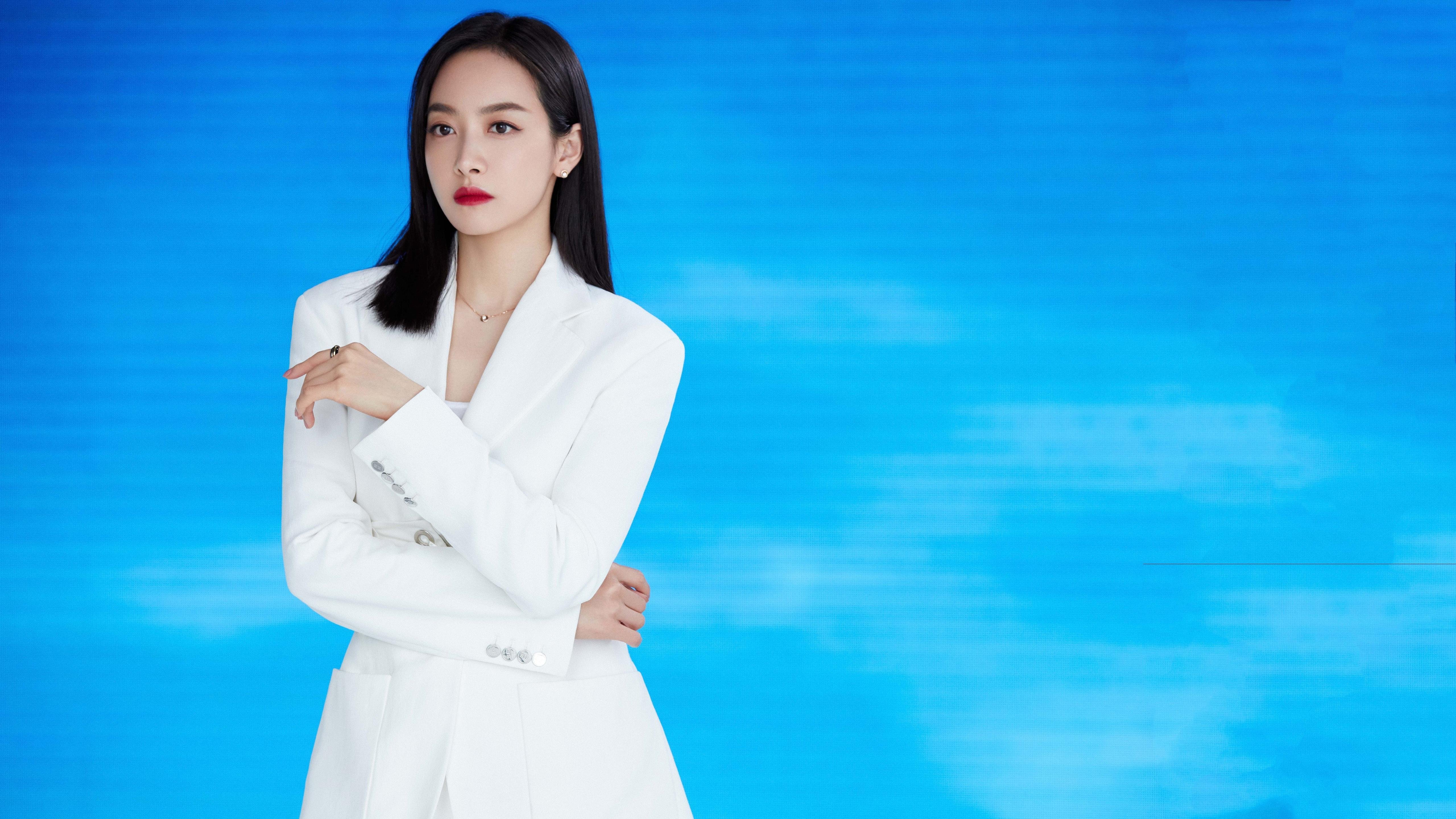 双重焦点，F1新赛季揭幕战之夜，意外之星梅西照亮巴林赛道